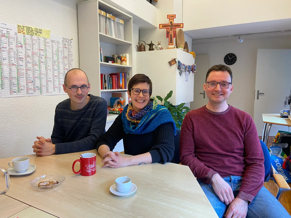 Das Theologenehepaar Hella und Gregor Sodies zeigt seine Räume in Greifensee.